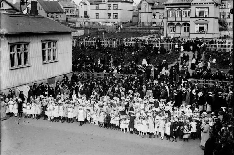 1915年6月15日、40歳以上の女性に投票権が与えられました。年齢制限は2年後に完全撤廃されました。
