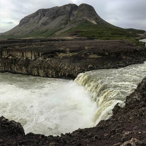 Þjófafoss waterfall in the Highlands with the mountain Búrfell in the background.