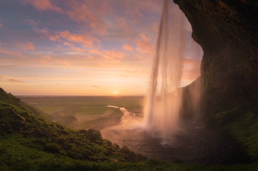 塞里雅兰瀑布的最佳摄影视角是水流后方
