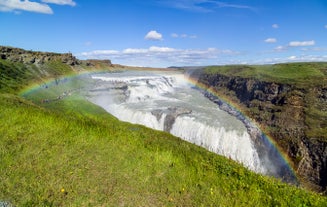 Al estar de pie junto a la cascada de Gullfoss, puedes sentir claramente su poderosa fuerza.