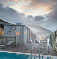 El spa Fontana está bellamente ubicado a orillas del lago Laugarvatn.