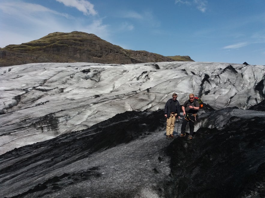 arrêt explication du guide lors de la randonnée sur glacier en Islande