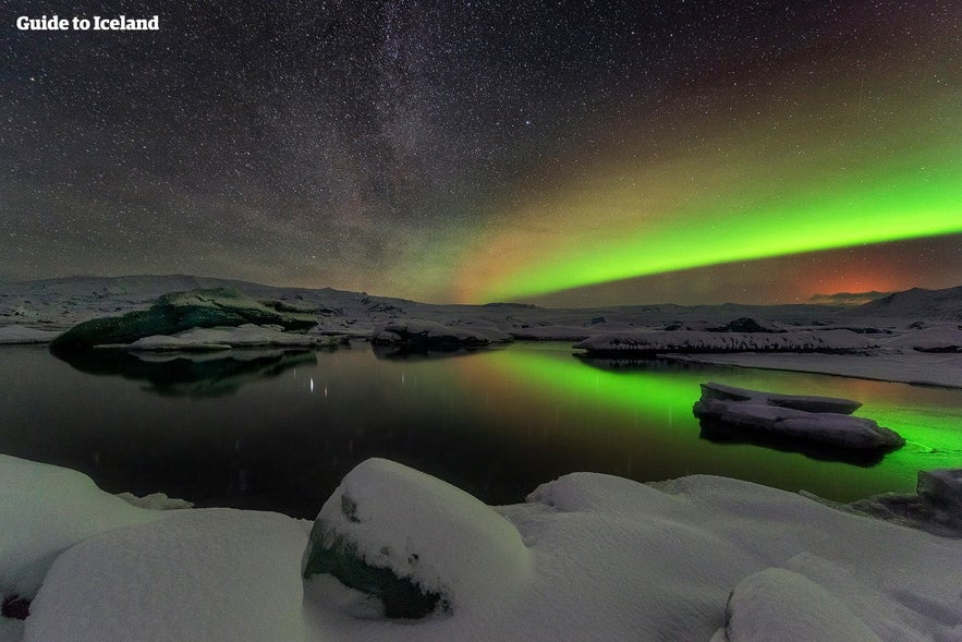 Het noorderlicht boven een meer in IJsland