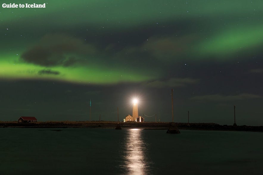 Het noorderlicht boven de vuurtoren Grotta, in Reykjavik