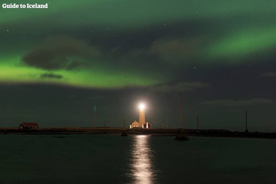 L'aurora sopra il faro di Grotta, a Reykjavík.