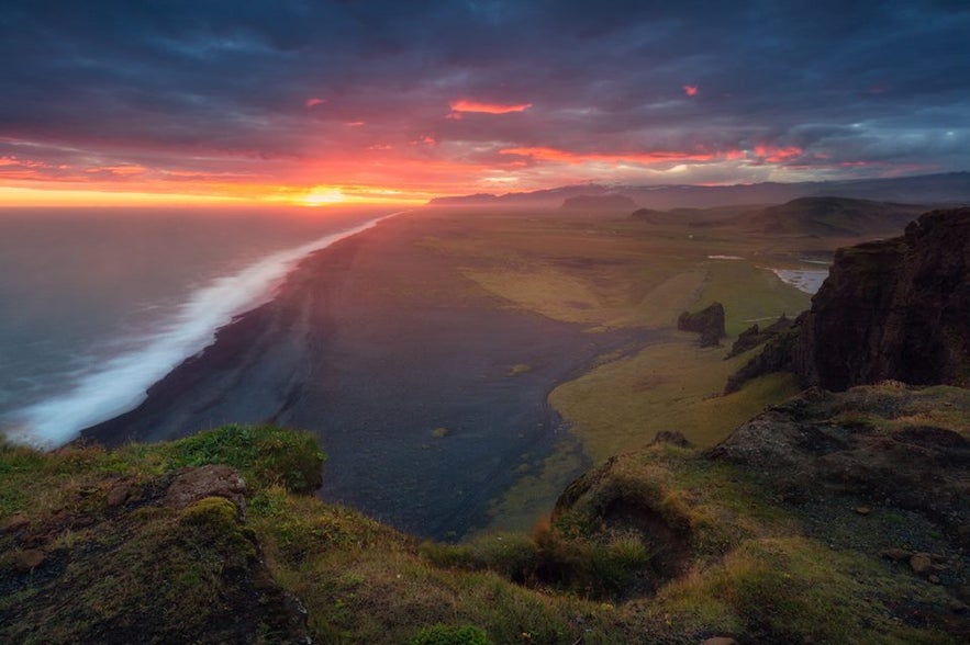 Tramonto da Dyrholaey, una delle attrazioni migliori d'Islanda.