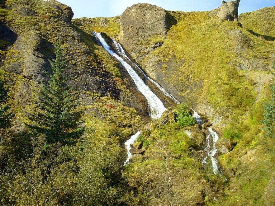 Systrafoss ligger i byn Kirkjubæjarklaustur på Islands sydkust