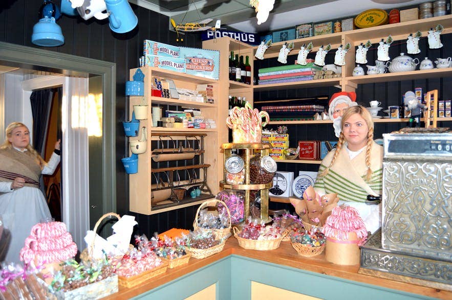 Una tienda navideña en Islandia llena de dulces y regalos de temporada en diciembre
