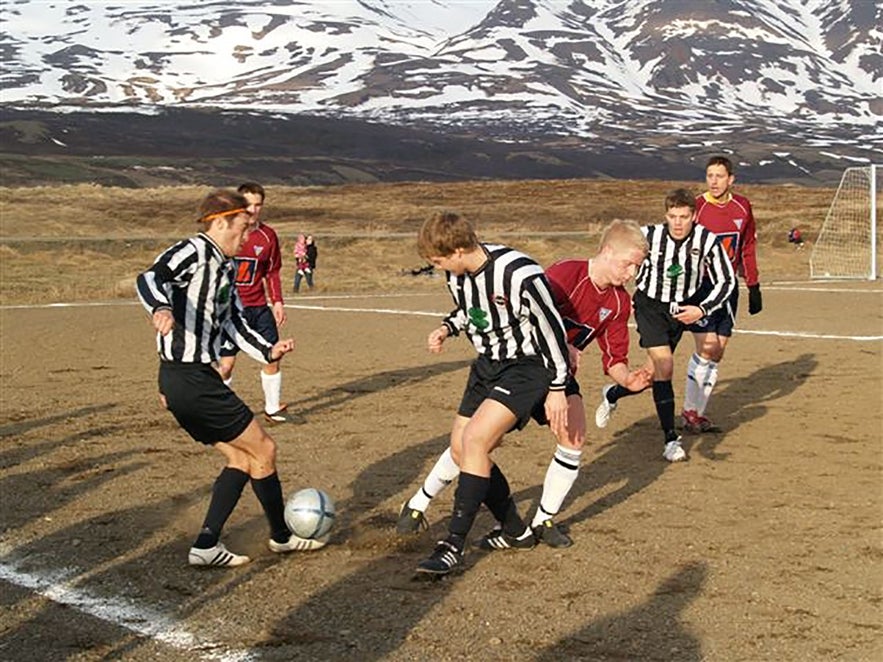 Die überwiegende Mehrzahl der Spielfelder in Island bestanden früher aus Torf und Kies. Heute ermöglichen Fußballhallen ganzjähriges Training.