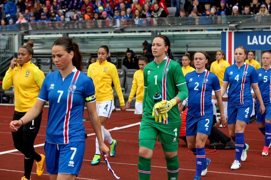 Die isländische Frauenfußballnationalmannschaft bereitet sich auf ein Spiel vor.