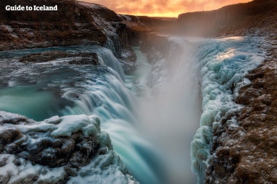 Gullfoss, la cascada más emblemática de Islandia, envuelta en un manto de hielo.