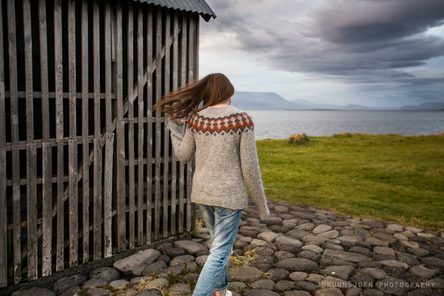 Eine Frau trägt einen Lopapeysa – einen modischen, praktischen Islandpullover und zugleich ein Symbol der isländischen Identität.