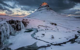 Il monte Kirkjufell, una delle montagne più fotografate d’Islanda, è ricoperto di neve durante i mesi invernali.