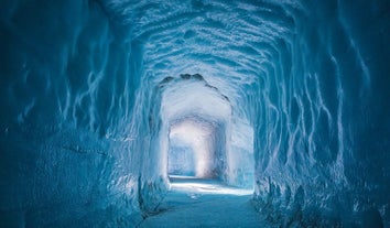 Betritt eine geheimnisvolle Welt aus Eis im Inneren des Langjökull-Gletschers.