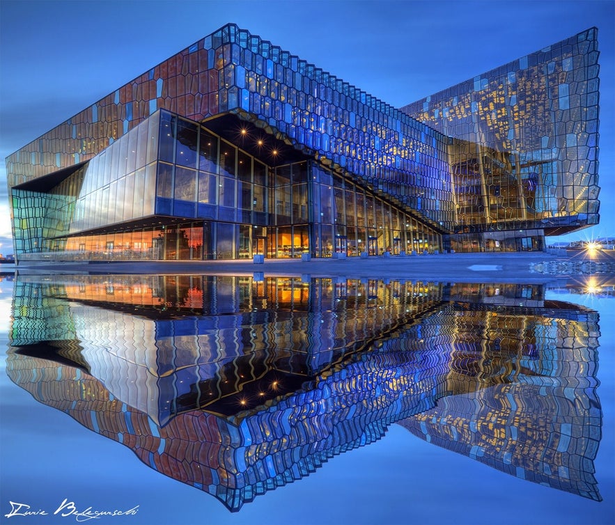 Harpa Konzerthalle bei Nacht