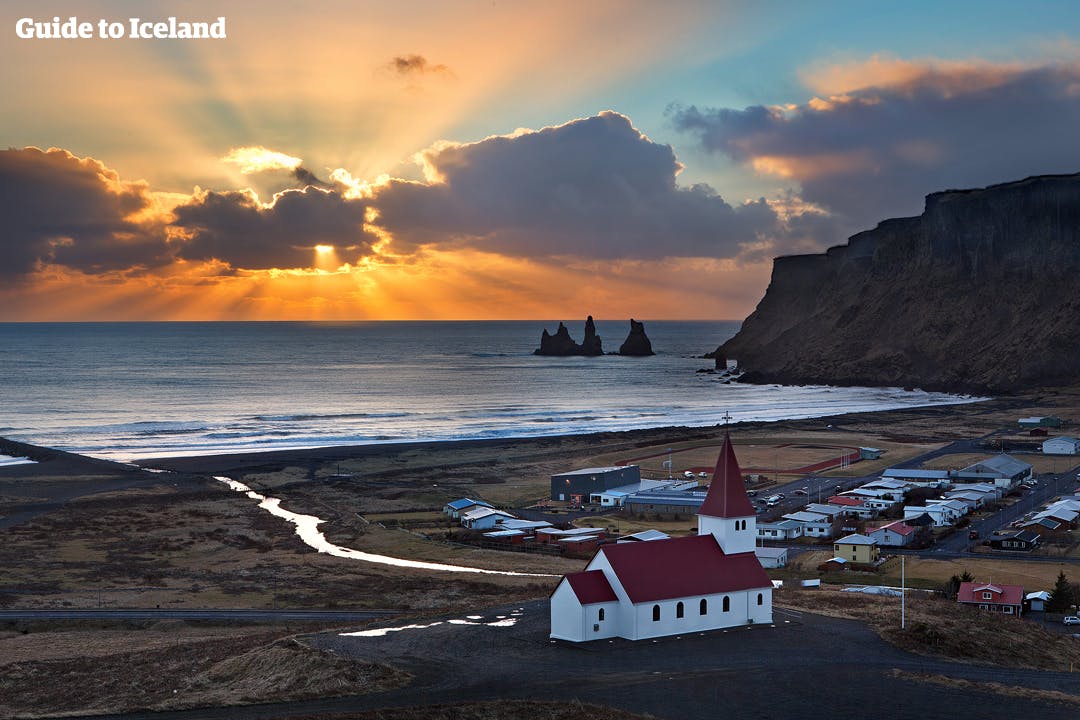 Die Ortschaft Vik i Myrdal liegt an der Südküste Islands, nahe dem schwarzen Sandstrand Reynisfjara.