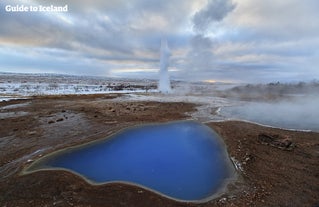 Der Geothermalregion Geysir steht Besuchern das ganze Jahr über offen und aufgrund der vielen heißen Quellen und Geysire liegt hier im Winter kaum Schnee.