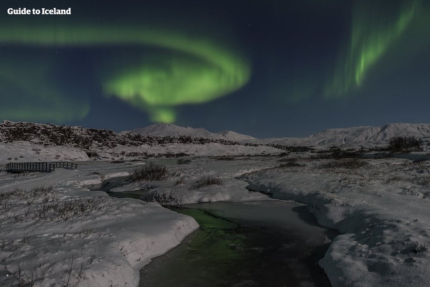 Het noorderlicht boven het Nationaal Park Thingvellir, een plaats op de Golden Circle.