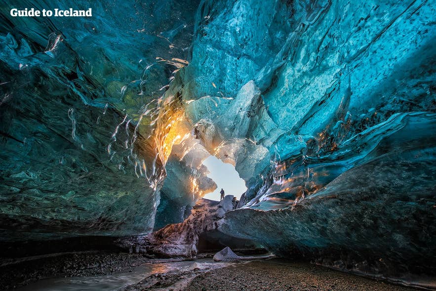 Grotta di ghiaccio blu sotto il ghiacciaio Vatnajokull, una meraviglia da non perdere a febbraio in Islanda