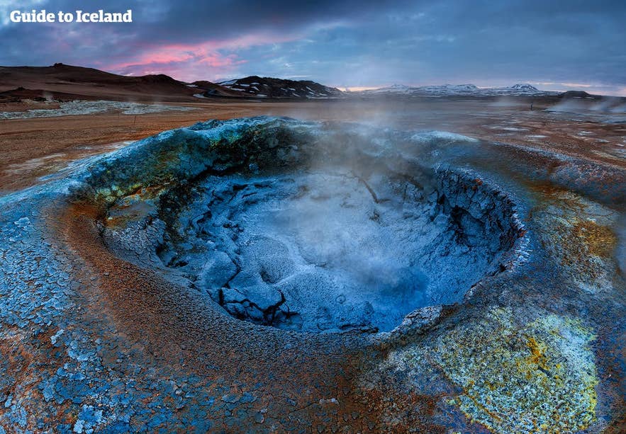 Piscina geotermale colorata al lago Myvatn, una meraviglia naturale da vivere in Islanda a febbraio