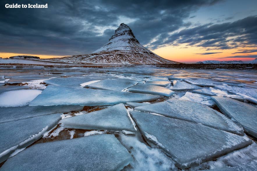 Terreno ghiacciato che conduce al Monte Kirkjufell al tramonto, un panorama invernale suggestivo e una delle cose più popolari da fare in Islanda a febbraio