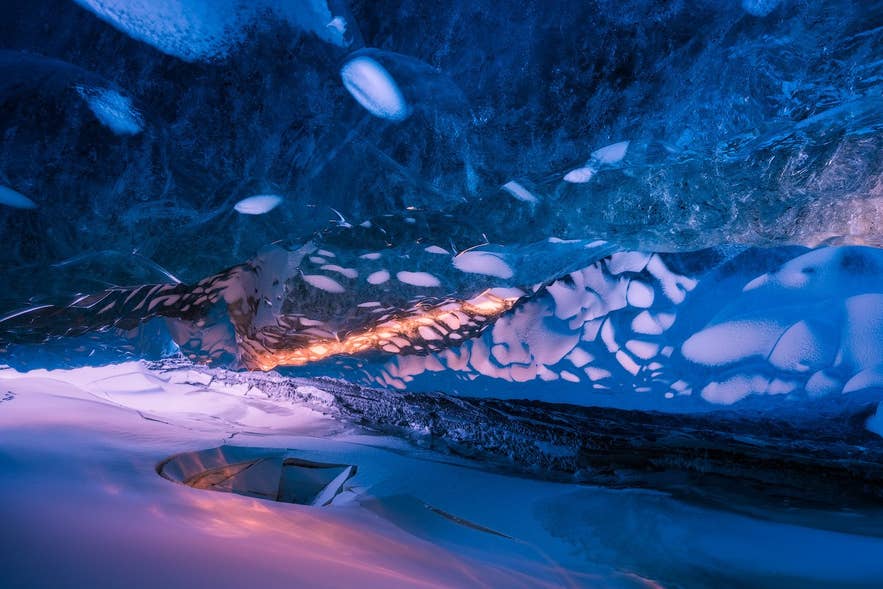 La bellezza di una grotta di ghiaccio in Islanda.