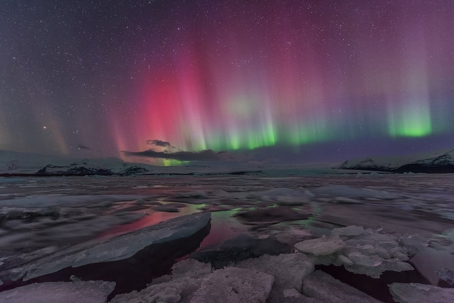 Norrsken över Jokulsarlon på Island i februari.