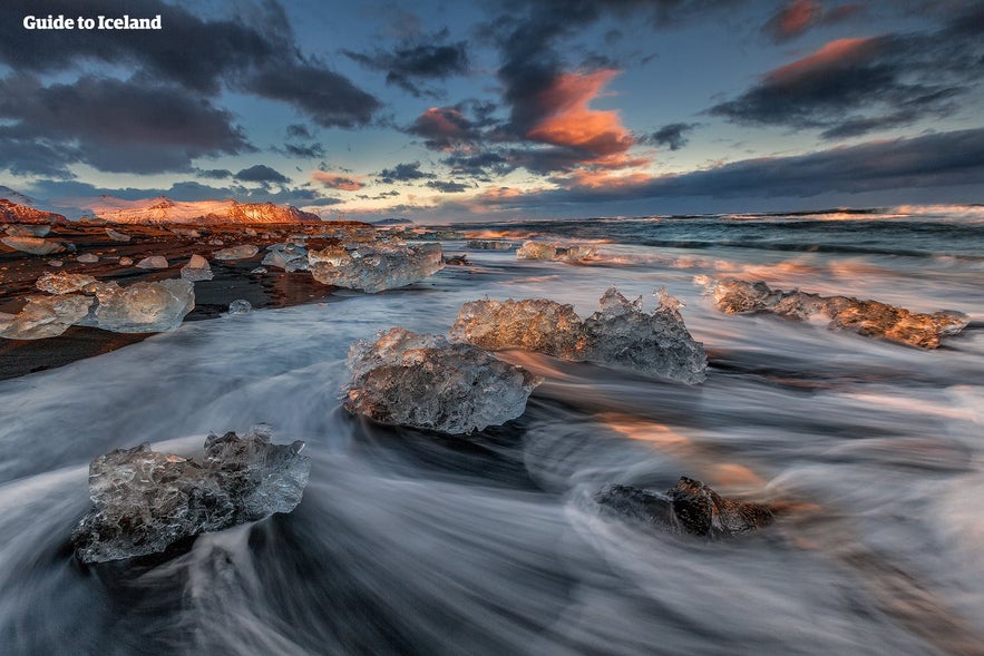 Diamond Beach nära Jökulsarlon, där isbergen spolas upp på land.