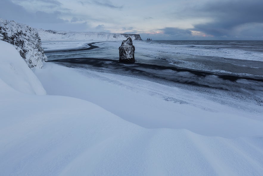 Het strand van Reynisfjara, bedekt met sneeuw, is in de winter gevaarlijker dan normaal.