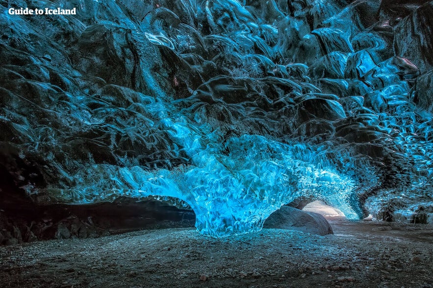 Den utrolige blå farve i en isgrotte.