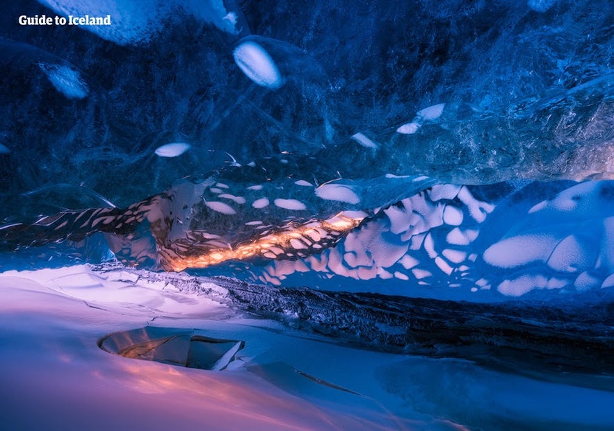 Das Sonnenlicht scheint in eine isländische Eishöhle hinein