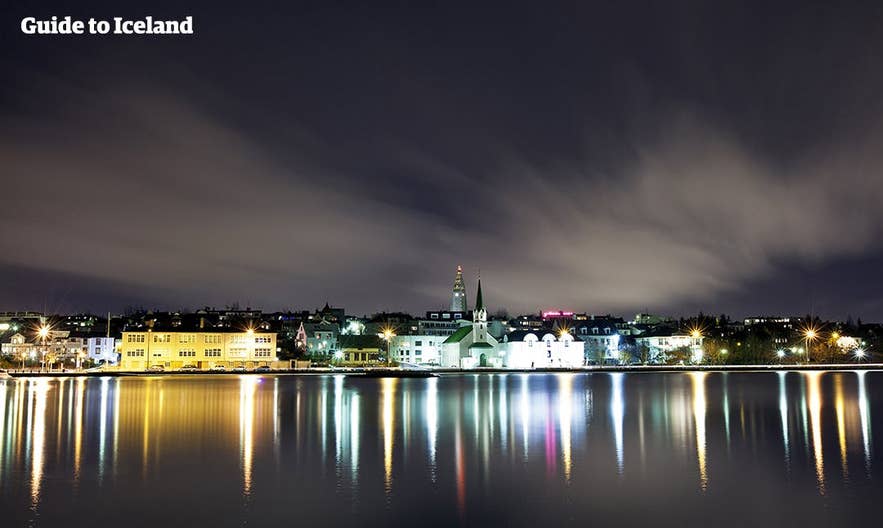 Il lungomare illuminato di Reykjavik di notte, che mostra l’atmosfera accogliente della città in Islanda a febbraio