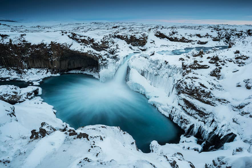 Aldeyarfoss circondata da ghiaccio e neve, un paesaggio invernale spettacolare da esplorare in Islanda a febbraio
