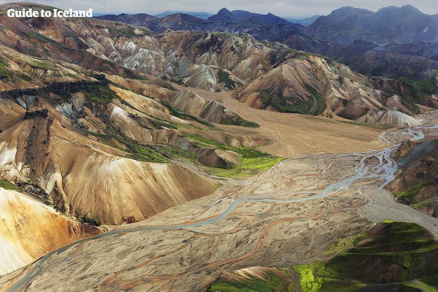 ภาพถ่ายทางอากาศของภูเขาหินไรโอไลต์หลากสีสันและแม่น้ำที่คดเคี้ยวใน Landmannalaugar ประเทศไอซ์แลนด์ ในเดือนกรกฎาคม