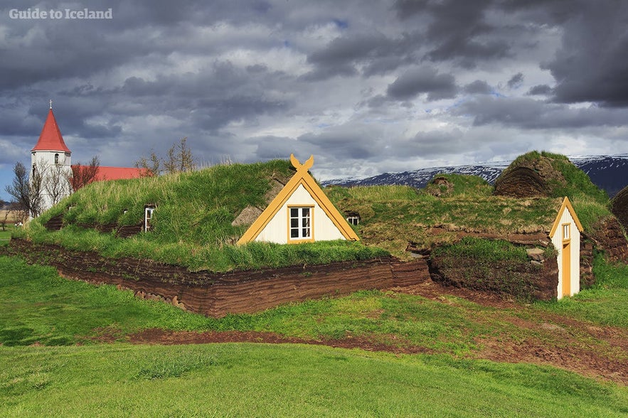 In den Sommermonaten kann man in Nordisland viel mehr Torfhäuser sehen.