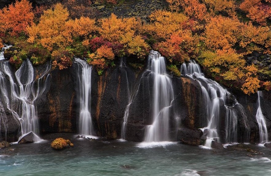 Vattenfallet Hraunfossar på västra Island.