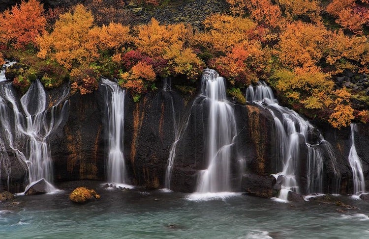 Fossen Hraunfossar på Vest-Island.