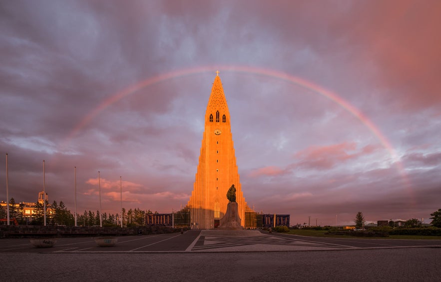 En regnbåge över Reykjavík.