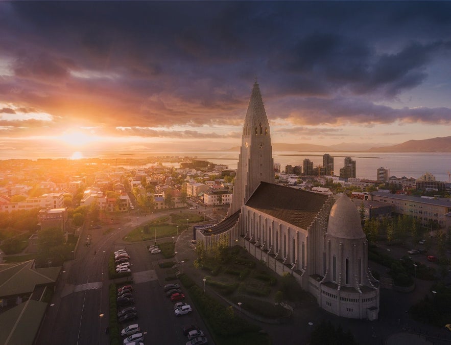 Hallgrímskirkja kirkko Reykjavíkissa kylpee keskiyön auringossa