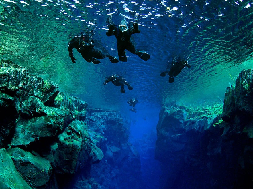 Hacer snorkel flotando sobre ‘La Catedral’ en la fisura de Silfra.