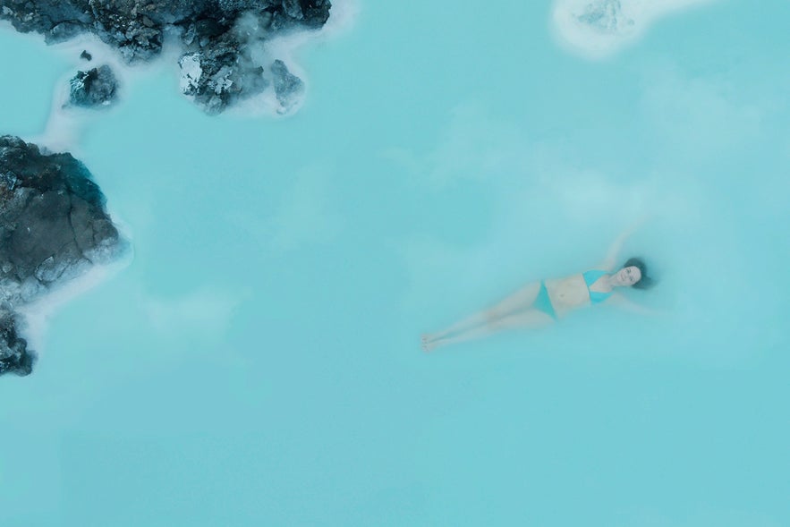 Moment de relaxation dans les eaux chaudes du Blue Lagoon en Islande