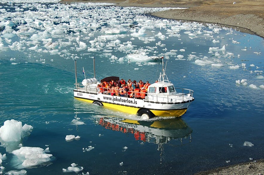 Een amfibievoertuig in Jokulsarlon