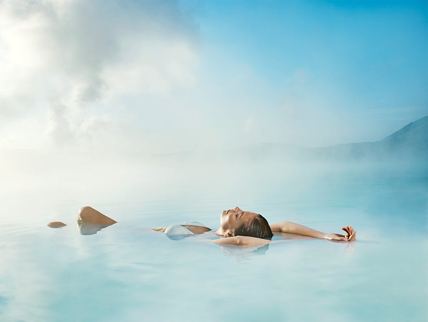 En kvinde slapper af i vandet i den Blå Lagune Blue Lagoon