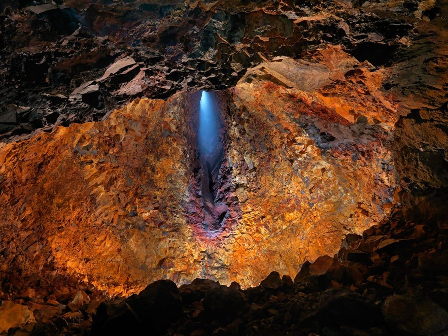 冰岛是世界上唯一一处允许游客进入火山内部的地方