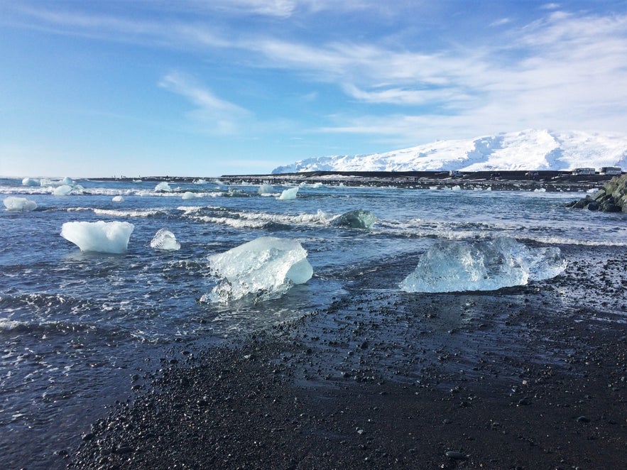Eisbrocken an der Küste vor Jökulsárlón