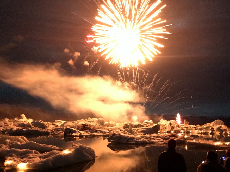 Die Eisberge geben eine atemberaubende Kulisse für das Feuerwerk ab!