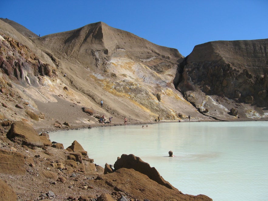 在冰島Askja火山口湖Viti泡溫泉