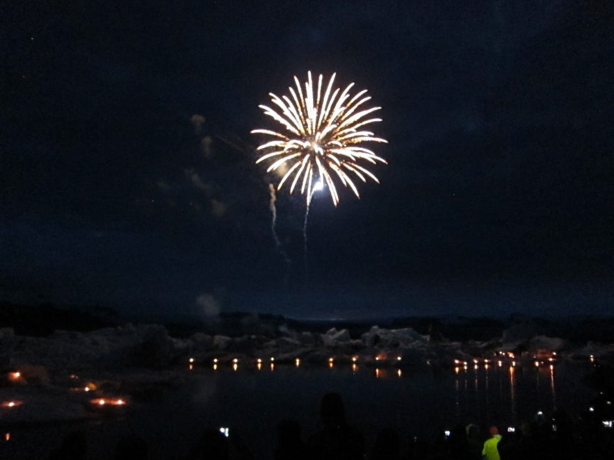 ヨークルスアゥルロゥン氷河湖に舞い上がる花火