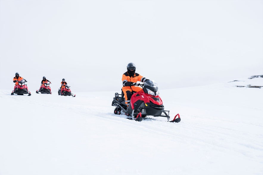 Sneeuwscooters op de Langjokull-gletsjer