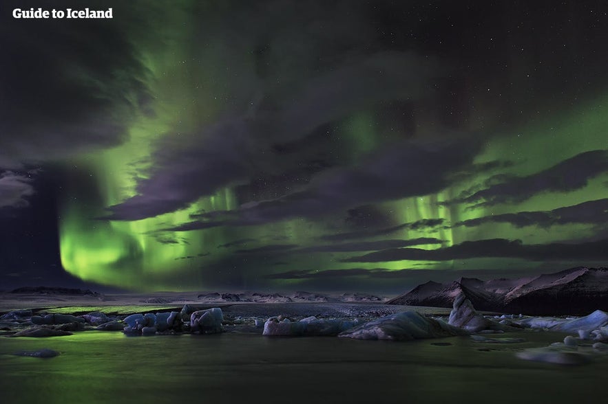 Nordlys over Jökulsárlón-gletsjerlagunen